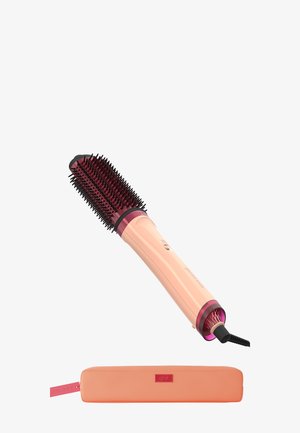 Brosse à cheveux ronde électrique avec poils noirs et manche pêche-rose, accompagnée d'une pochette de rangement rectangulaire assortie.