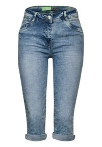 Hellblaue, gekürzte Jeans aus Denim mit umgeschlagenen Säumen, fünf Taschen, Knopfverschluss und subtilen Verblassungen. Das Material zeigt die typische Denim-Textur.