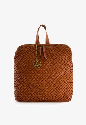 Sac en cuir tressé marron de forme rectangulaire, fermeture éclair dorée, deux poignées supérieures et un charme en métal décoratif. Détail de surface texturé.