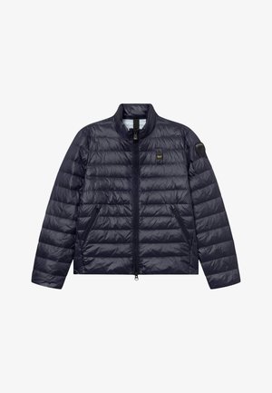 Marineblaue Steppjacke mit Stehkragen, Frontreißverschluss, seitlichen Reißverschlusstaschen und Logo-Patches auf der Brust und dem linken Ärmel.