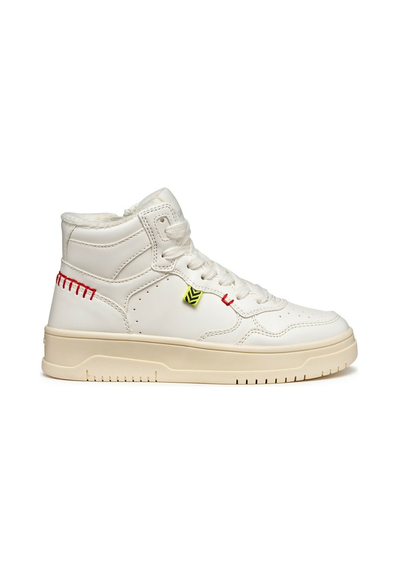 Witte hoge sneaker met leren bovenwerk. Voorzien van rode stiksels, groene accenten en een gestructureerde rubberen zool. Zachte voering.