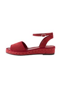 Rode espadrille sandalen met een suède bovenkant, open neus, enkelriem en een geweven touwzool. Platte zwarte rubberen loopzool.