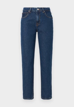 Jeans in denim blu scuro a gamba dritta con bottone frontale, cerniera e design a cinque tasche su sfondo bianco semplice.