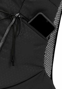 Zaino nero in tessuto con un motivo testurizzato, dotato di una tasca laterale in rete e di uno smartphone riposto in un compartimento sicuro con zip.
