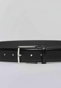 Czarny skórzany pasek z błyszczącą, srebrną metalową klamrą, wyposażony w równomiernie rozmieszczone dziurki i gładką fakturę na całej długości paska.