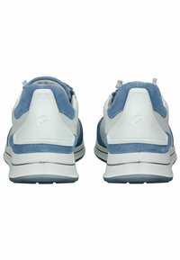 Bílé a světle modré tenisky s nubukovým svrškem, texturovaným zakončením paty a gumovou podrážkou s jemným designovým akcentem.