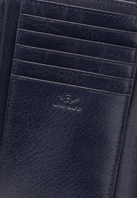 Cartera de cuero azul marino con múltiples ranuras para tarjetas, gráfico RFID en relieve y textura sutil con detalles de costura.