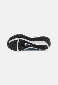 Nike Performance DOWNSHIFTER 13 - Løpesko for vei - white, blue