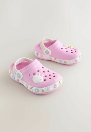 Ružové dreváky z ľahkého materiálu s ventilačnými otvormi, zajacím motívom a ozdobným kvetinovým pásom okolo základu.