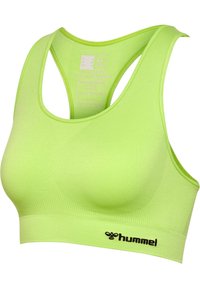 Zielony stanik sportowy wykonany z elastycznej tkaniny, z krojem racerback, miękką fakturą i czarnym logo "hummel" na dole.