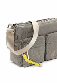 Borsa in tessuto grigio texture con forma piatta, dotata di tracolla beige, dettagli in hardware giallo e due tasche esterne per il deposito.