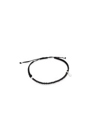 Pulsera de cuentas negras con un cordón trenzado, que presenta pequeños acentos plateados y un cierre ajustable para un ajuste personalizado.