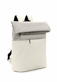 Rygsæk med rulle-top design i lysegrå og hvid. Fremstillet af glat materiale med frontlomme med lynlås og justerbare sorte stropper.