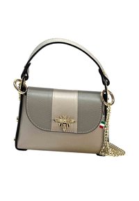 Grijze en beige leren handtas met gouden bijaccent, kettinghengsel en gedetailleerde stiksel. Compact rechthoekig ontwerp met afgeronde randen.