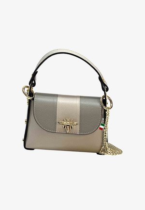 Sac à main en cuir gris et beige avec accent d'abeille doré, bandoulière en chaîne et coutures détaillées. Design compact rectangulaire avec des bords arrondis.