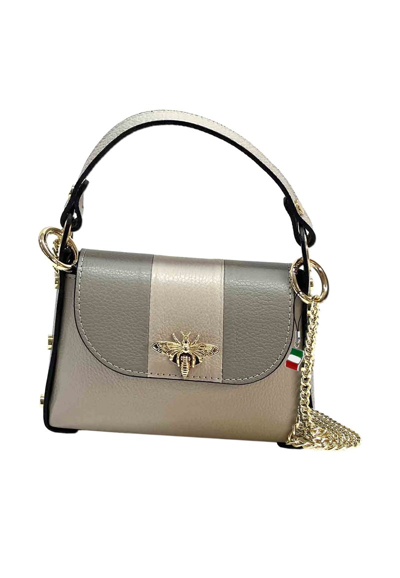 Grijze en beige leren handtas met gouden bijaccent, kettinghengsel en gedetailleerde stiksel. Compact rechthoekig ontwerp met afgeronde randen.