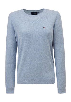 Suéter azul claro de cuello redondo con mangas largas y un pequeño logo rectangular en el lado izquierdo del pecho.