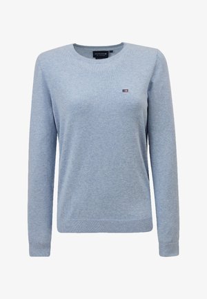 Jasnoniebieski sweter z okrągłym dekoltem, z długimi rękawami i małym prostokątnym logo na lewej piersi.