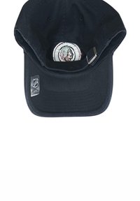 Schwarze Baseballmütze mit flachem Schirm. Verfügt über ein gesticktes Patch im Inneren, das ein Logo darstellt. Enthält einen metallic verstellbaren Verschluss auf der Rückseite.
