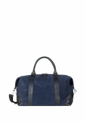 Bolsa weekend de ante azul y cuero negro con dos asas y una correa para el hombro desmontable sobre un fondo blanco.