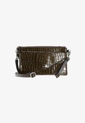Sac bandoulière en cuir glacé brun foncé à texture crocodile, avec poche avant en forme d'enveloppe, fermeture éclair et sangle réglable avec boucle.