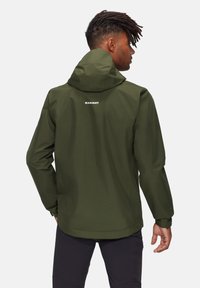 Giacca verde impermeabile con cappuccio, polsini elasticizzati e logo sulla schiena. Tessuto liscio con un design aderente, ideale per attività all'aperto.