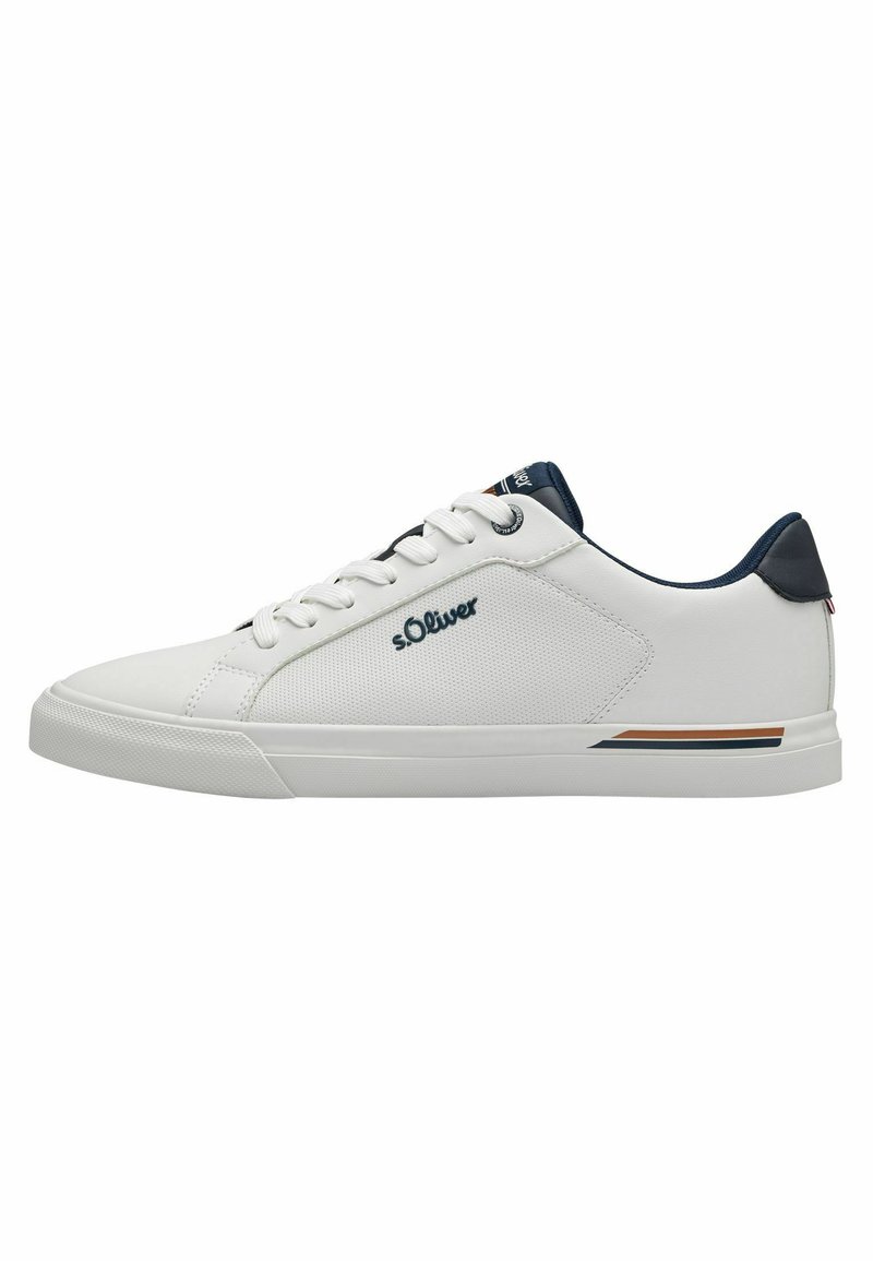 Weiße Low-Top-Sneaker mit strukturierter Oberfläche, marineblauen Akzenten und einem gestreiften Design auf der Sohle. Verfügt über weiße Schnürsenkel und ein Logo.
