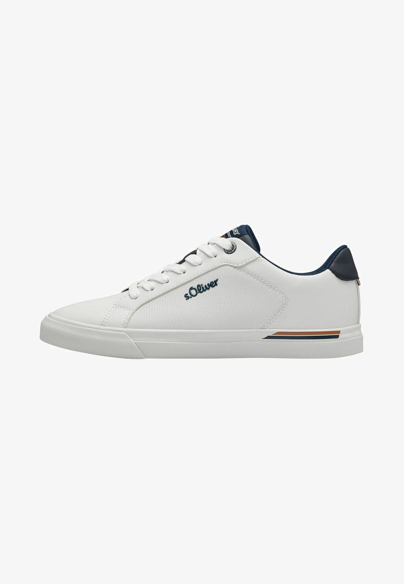 Sneaker bassa bianca con superficie testurizzata, dettagli blu navy e un motivo a righe sulla suola. Presenta lacci bianchi e un logo.