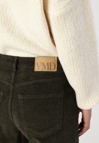 Vero Moda Petite VMTESSA PANTS - Hlače - forest night