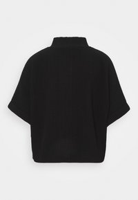 Svart kortkortad tröja med hög krage, med ribbad textur och sänkta korta ärmar, designad för en lös passform.