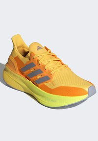 adidas Performance ULTRABOOST 5 - Katujuoksukengät - spark   halo silver   lucid lemon