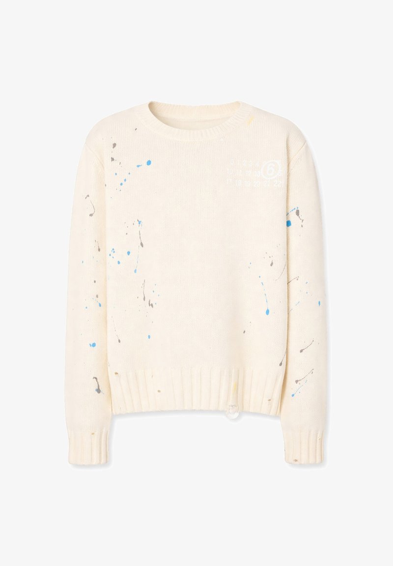 Maglione lavorato a maglia color bianco sporco con collo rotondo, polsini e orlo a coste, caratterizzato da piccoli schizzi di vernice blu e grigia.
