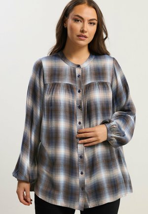 Chemise à manches longues à carreaux présentant des nuances de bleu, de marron et de blanc. Tissu léger avec un devant boutonné et des manches froncées pour ajouter des détails.