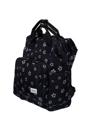 Mochila de tela negra con un patrón floral en blanco, múltiples bolsillos, dos asas y correas ajustables para mayor versatilidad.