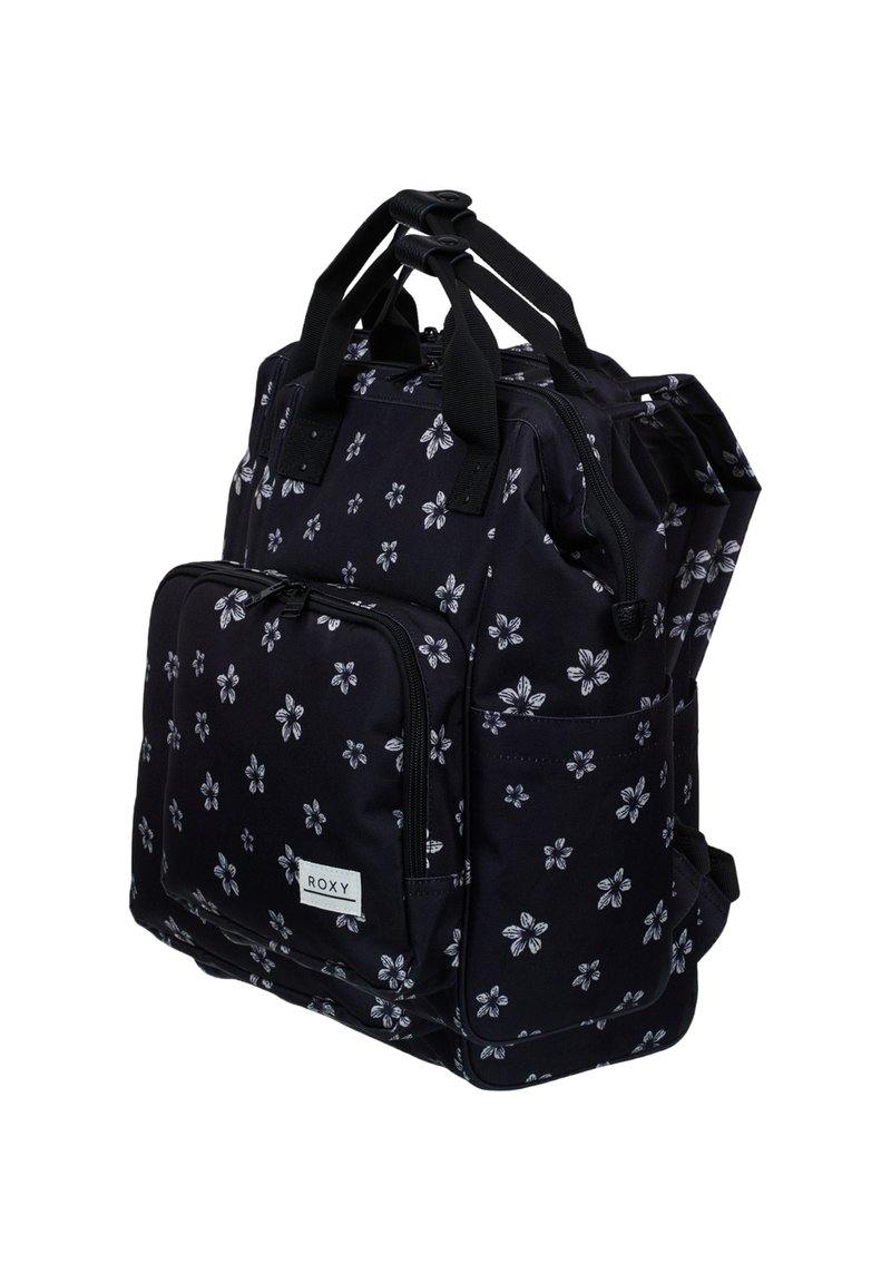 Mochila de tela negra con un patrón floral en blanco, múltiples bolsillos, dos asas y correas ajustables para mayor versatilidad.