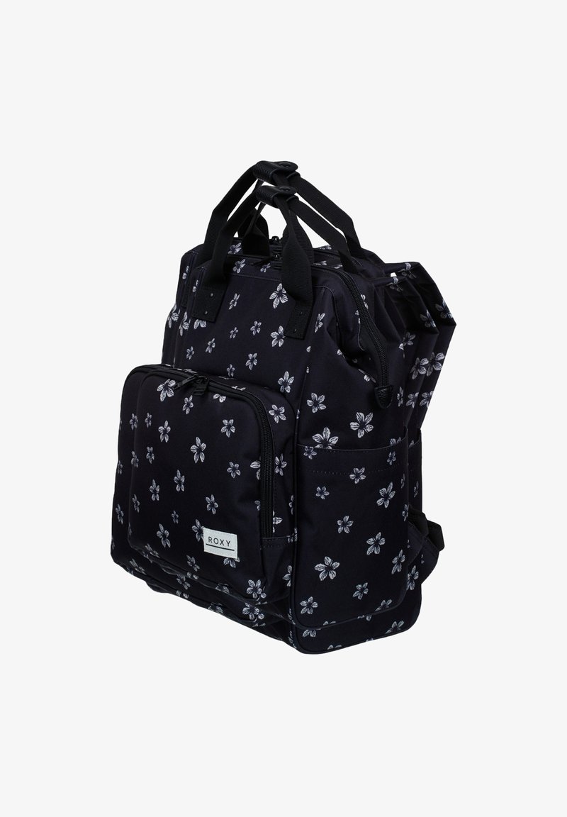 Sac à dos en tissu noir avec un motif floral blanc, multiple poches, poignées doubles et bretelles réglables pour plus de polyvalence.