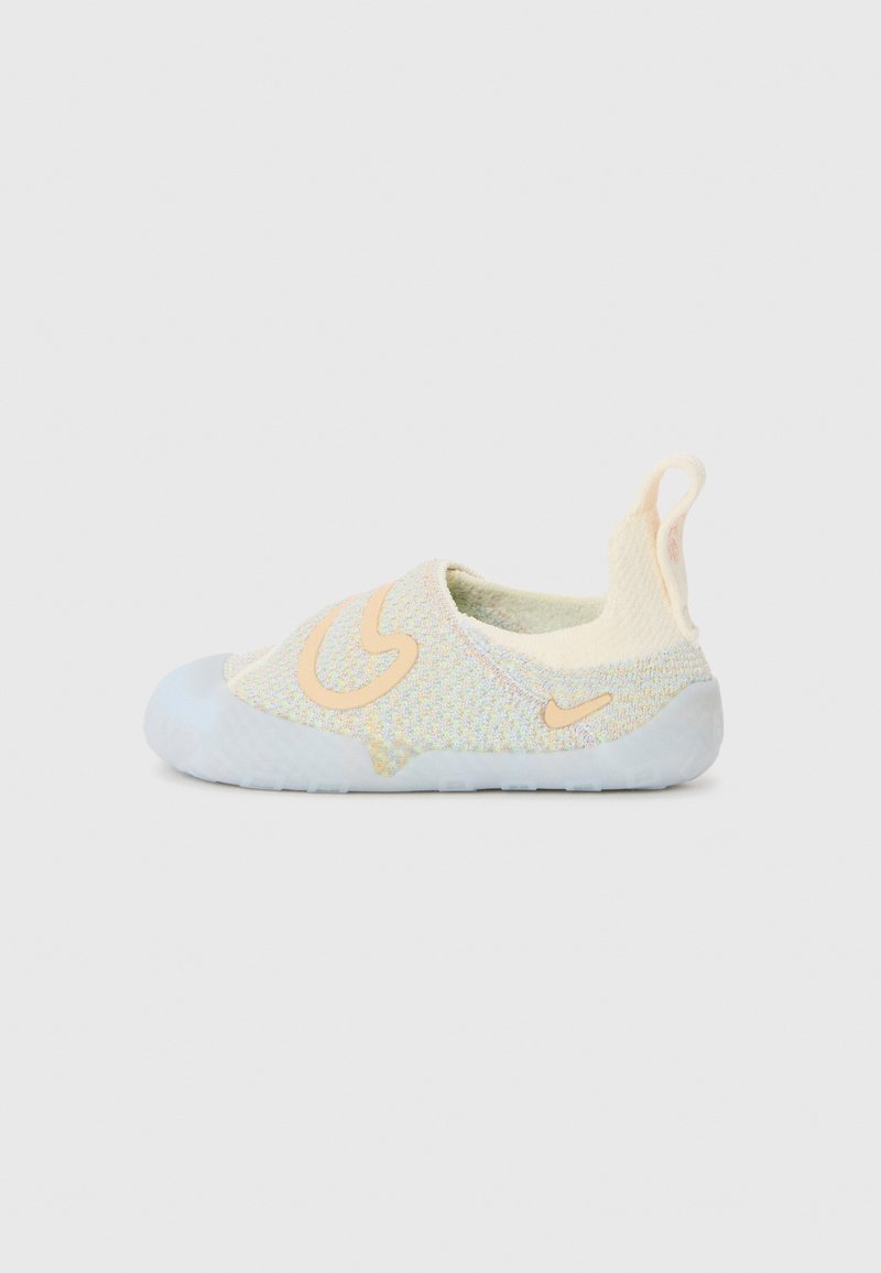 Nike slip-on kurpes ir ar teksturētu multikoloru augšdaļu, vieglu zilu zoli, mīkstu auduma oderi un oranžu logotipa akcentu.