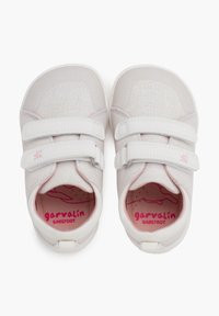 Zapatos de bebé en color rosa claro, sin calcetines, con tejido texturizado, correas blancas y plantillas internas en rosa contrastante con el logo "garvalin". Punta redondeada y suela flexible.