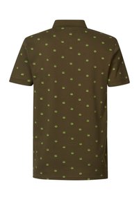 Polo a maniche corte in verde oliva, con un motivo ripetuto di piccoli design verde chiaro, colletto e orlo dritto.