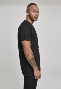 Mister Tee Triko s potiskem - black