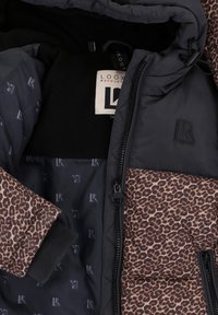 Gevoerde jas met een zwart en luipaardmotief. Voorzien van een ritsluiting, fleece voering en elastische manchetten. Materiaal: synthetische stof.