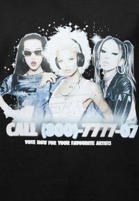 Τρεις στιλάτες γυναίκες ποζάρουν, η μία φοράει ακουστικά, με το κείμενο "CALL (800)-7777-07" και "VOTE NOW FOR YOUR FAVOURITE ARTISTS" από κάτω σε μαύρο φόντο.