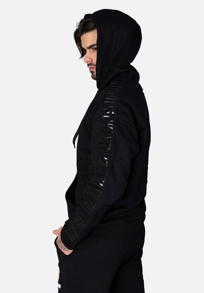 Felpa nera con cappuccio caratterizzata da un pannello laterale testurizzato con lettering in rilievo, cappuccio regolabile con cordino e polsini e orlo a costine per un look aderente.