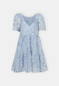 Robe bleu clair avec des manches courtes bouffantes, en v, jupe à volants et motif floral. Tissu texturé avec une finition douce.