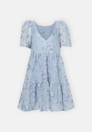 Robe bleu clair avec des manches courtes bouffantes, en v, jupe à volants et motif floral. Tissu texturé avec une finition douce.