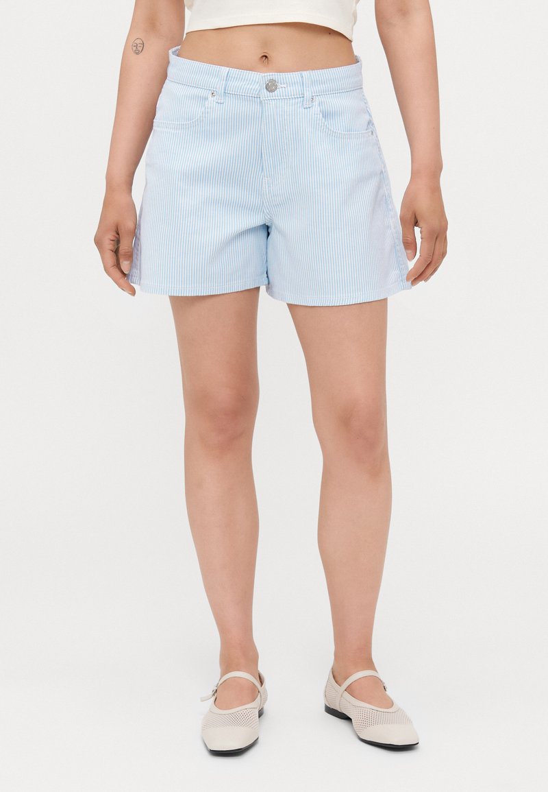 Shorts rayés bleu clair, en denim, design ajusté, longueur mi-cuisse, avec poches avant et fermeture à bouton à la taille.
