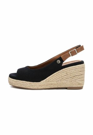 Sandalo con zeppa in tessuto nero, apertura sulla punta, suola in giuta stile espadrille e cinturino regolabile color beige con dettagli in hardware argentato.