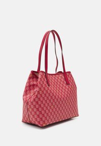 Sac tote rouge avec motif à carreaux, fabriqué en matériau synthétique. Présente des bordures noires, des bretelles doubles et des accents de logo de marque.