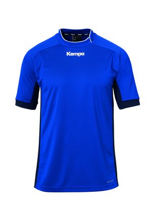 T-shirt de sport bleu en matériau synthétique. Il possède un col rond, des manches courtes et des accents noirs sur les manches et les côtés. Logo de la marque sur le devant.
