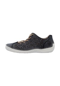 Scarpa in pelle nera con design floreale perforato, lacci color cane, suola in gomma bianca e dettagli di cucitura lungo i bordi.